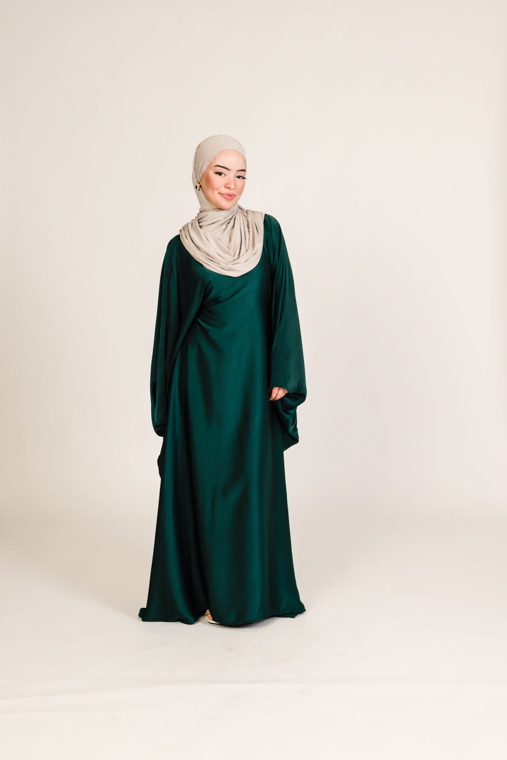 Abaya Zain en Satin de Soie – Élégance Ajustable