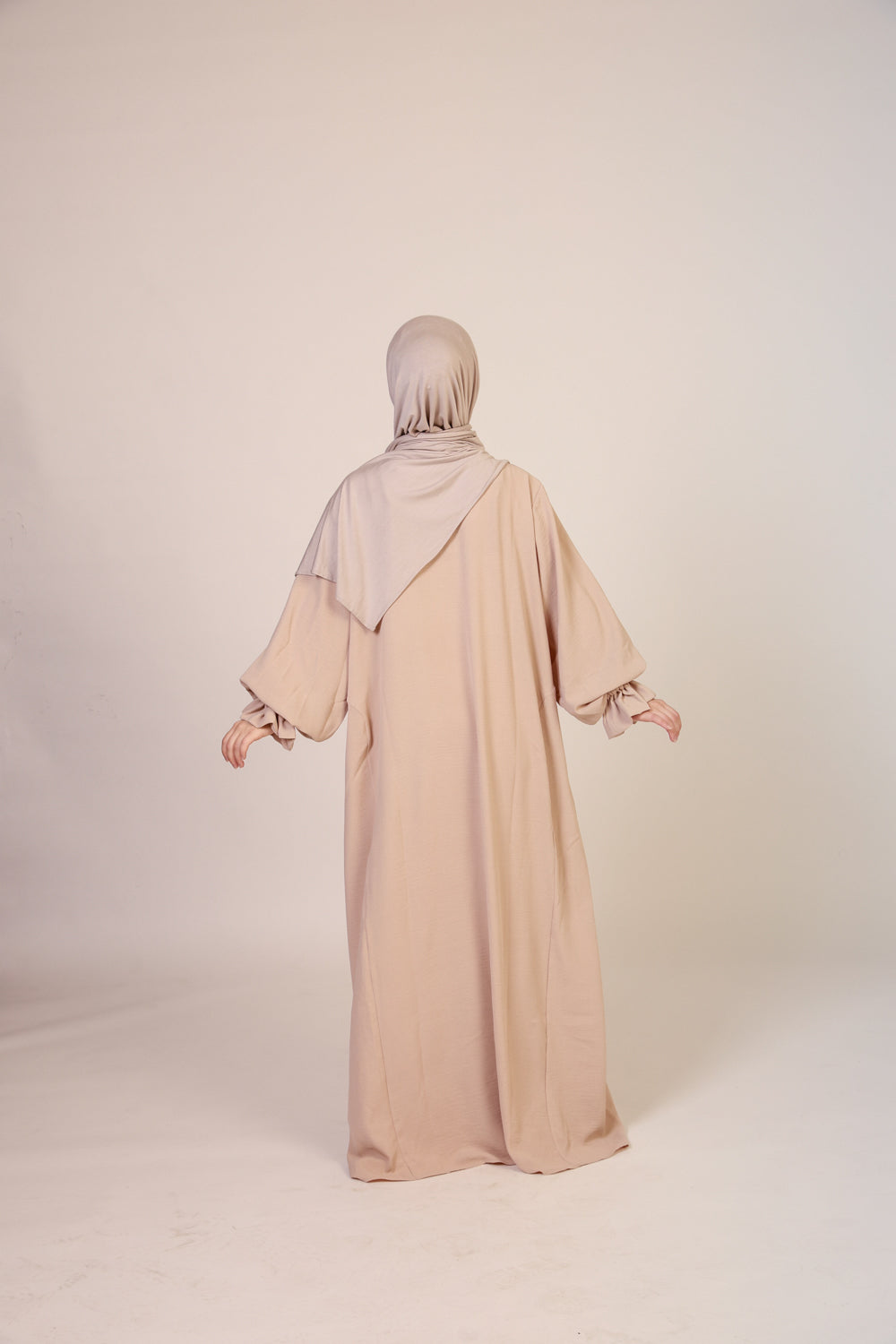 Abaya NisaNur – Création Exclusive & Style Raffiné