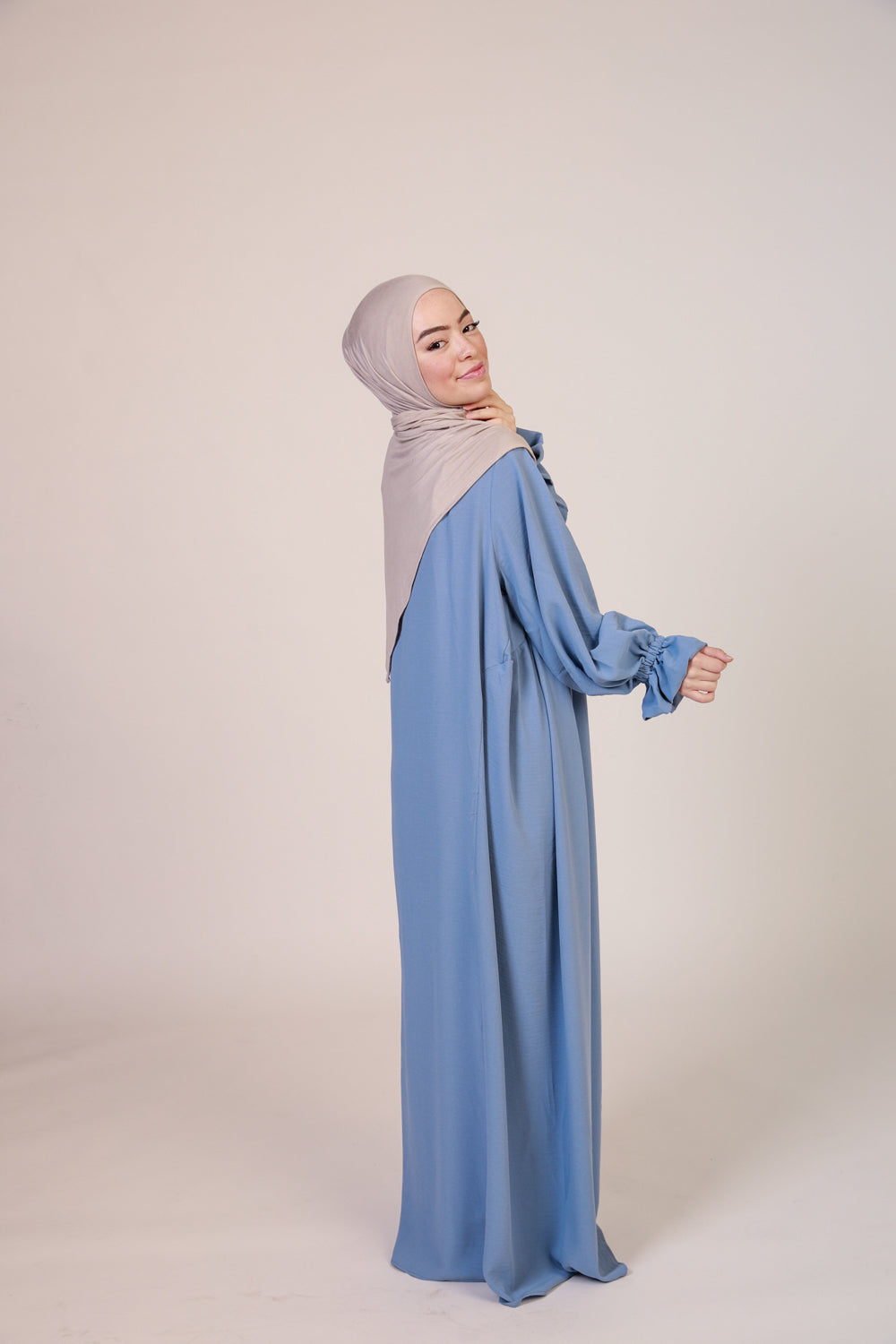 Abaya NisaNur – Création Exclusive & Style Raffiné