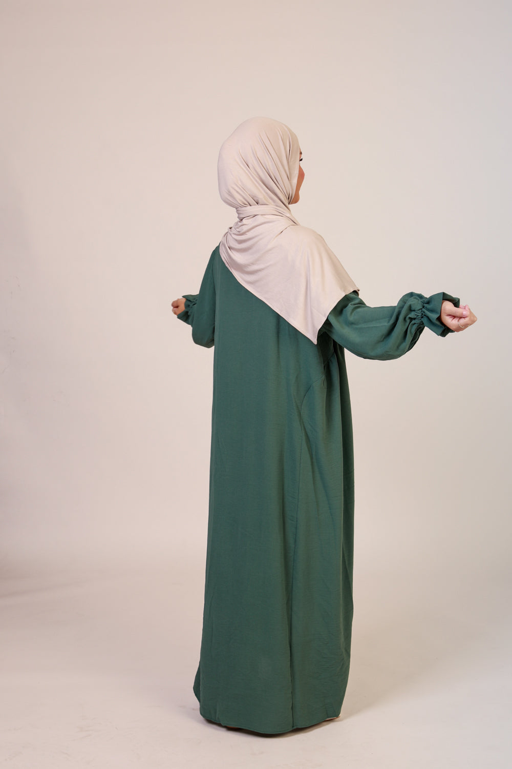 Abaya NisaNur – Création Exclusive & Style Raffiné