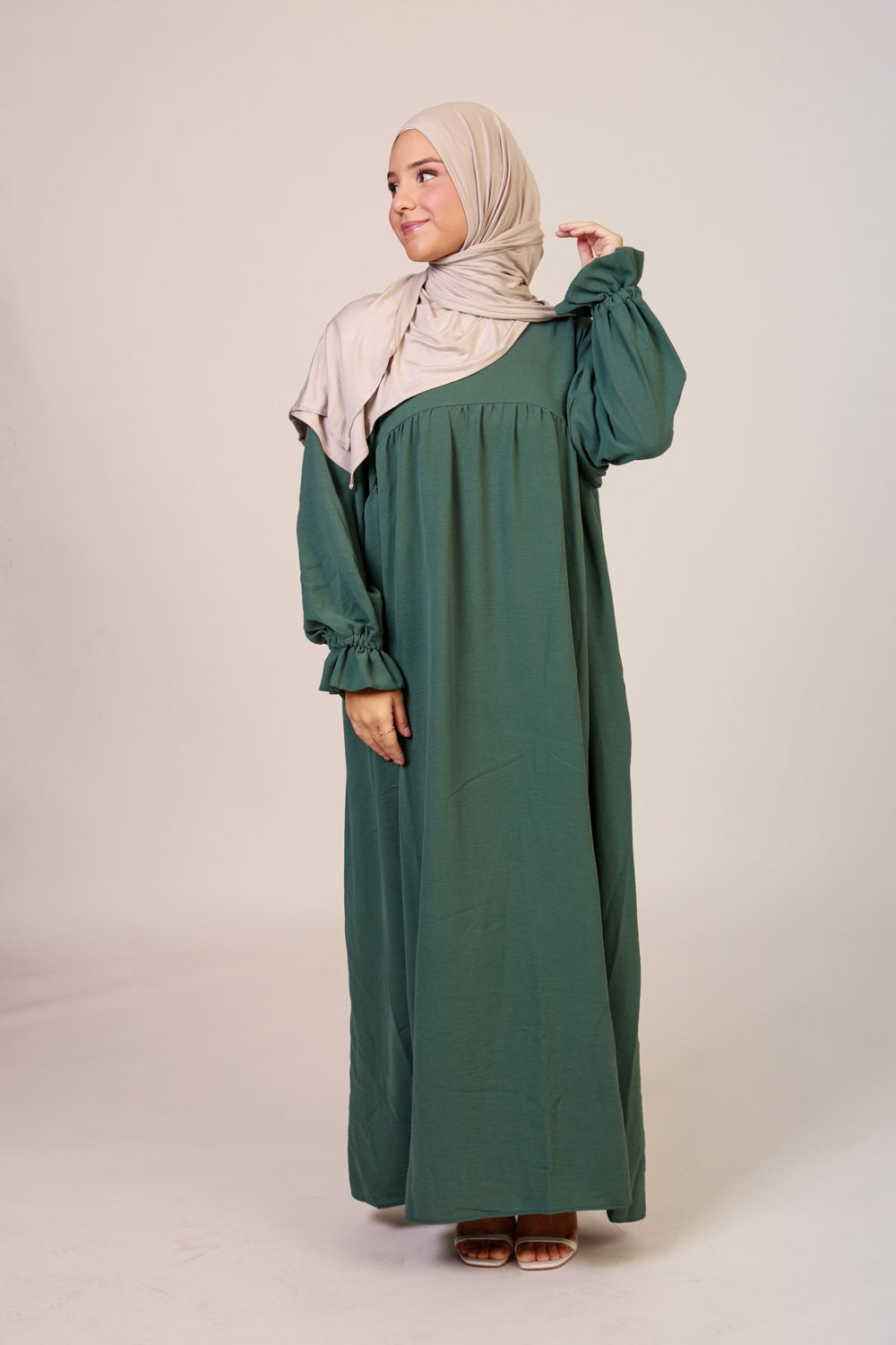 Abaya NisaNur – Création Exclusive & Style Raffiné