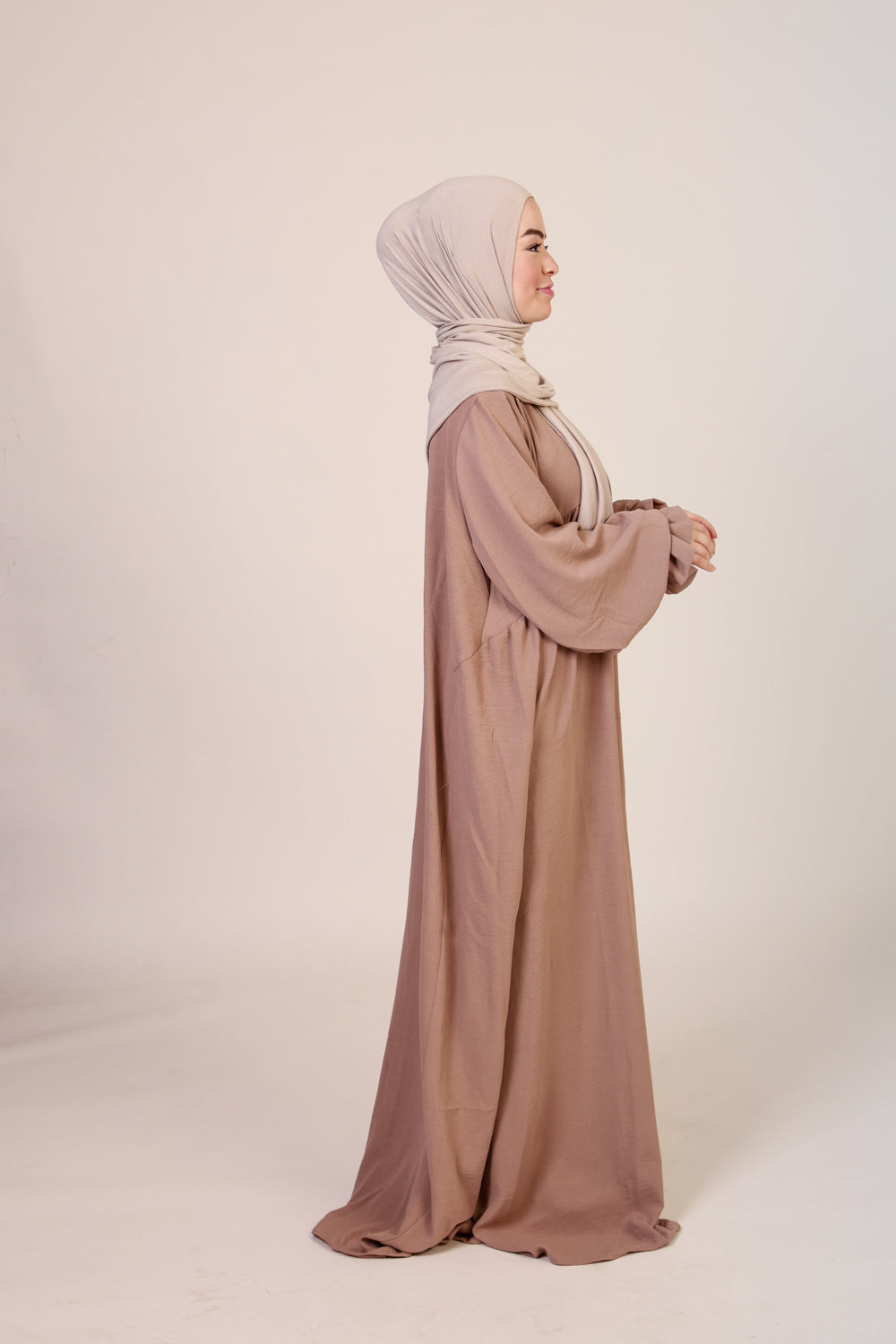 Abaya NisaNur – Création Exclusive & Style Raffiné