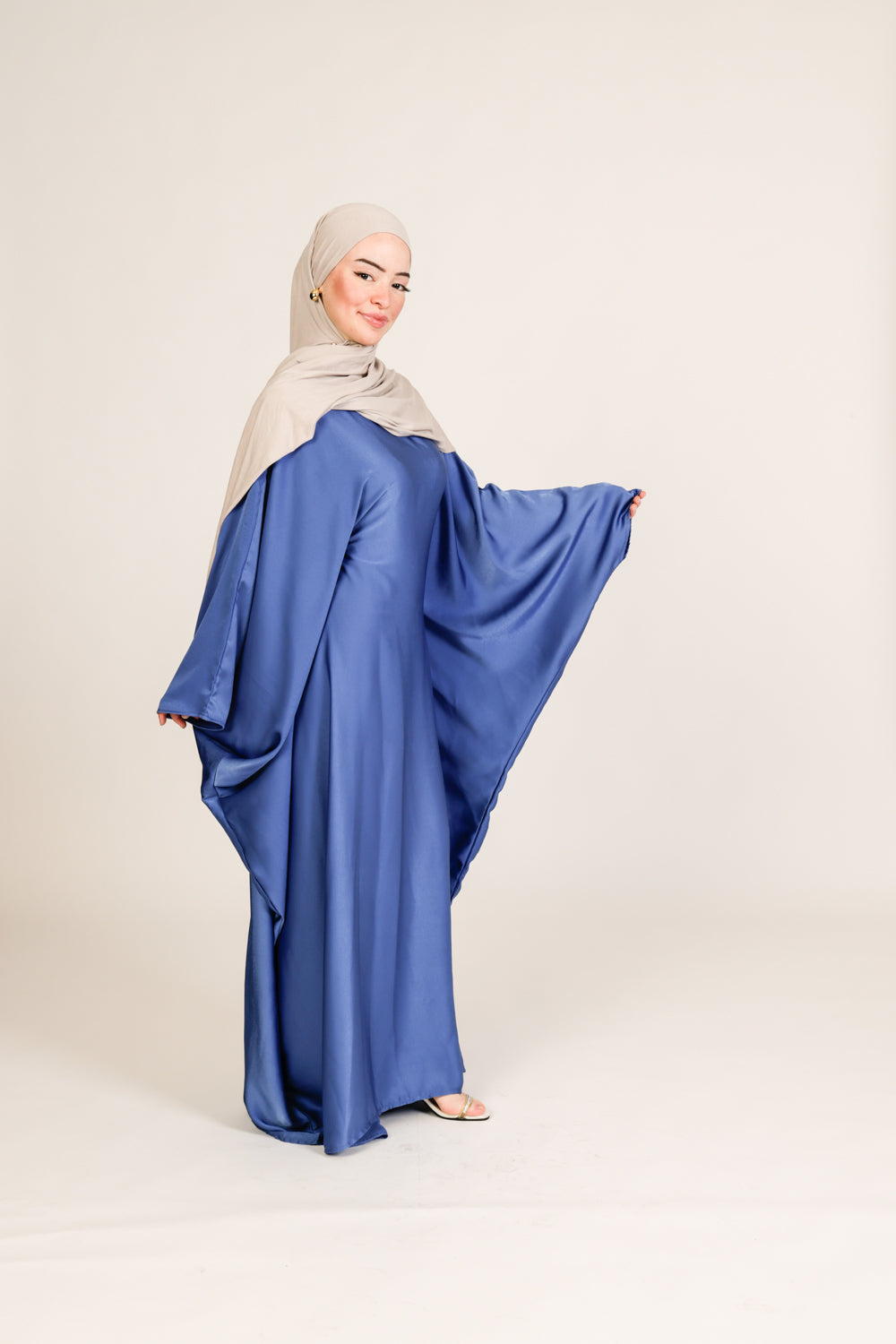 Abaya Zain en Satin de Soie – Élégance Ajustable