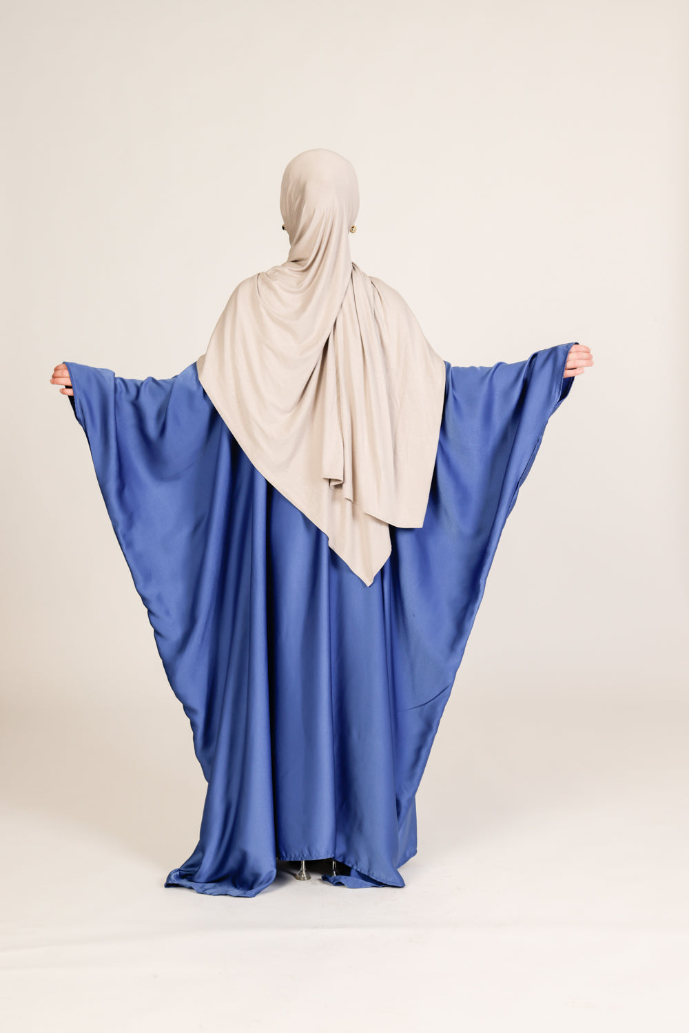 Abaya Zain en Satin de Soie – Élégance Ajustable