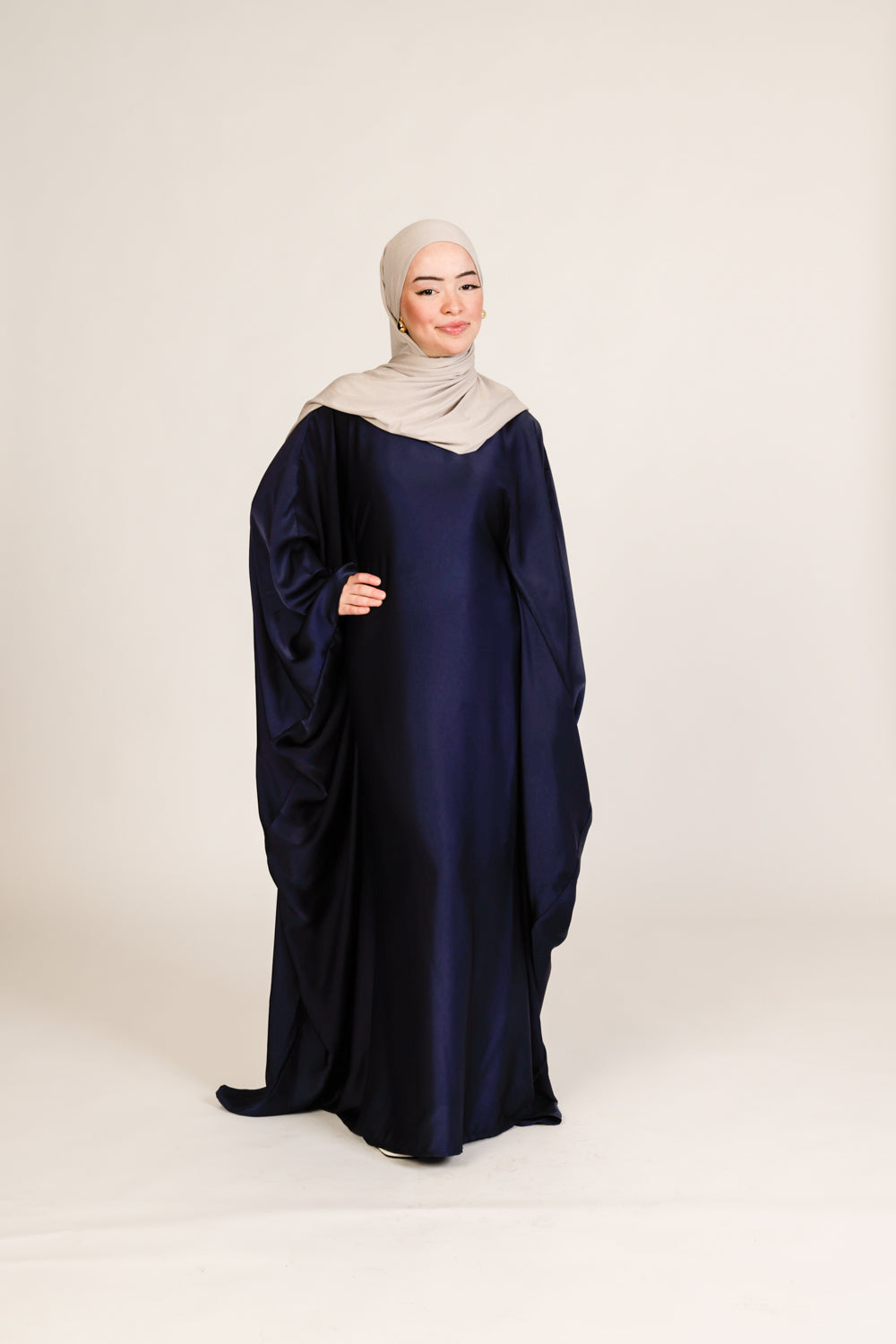 Abaya Zain en Satin de Soie – Élégance Ajustable