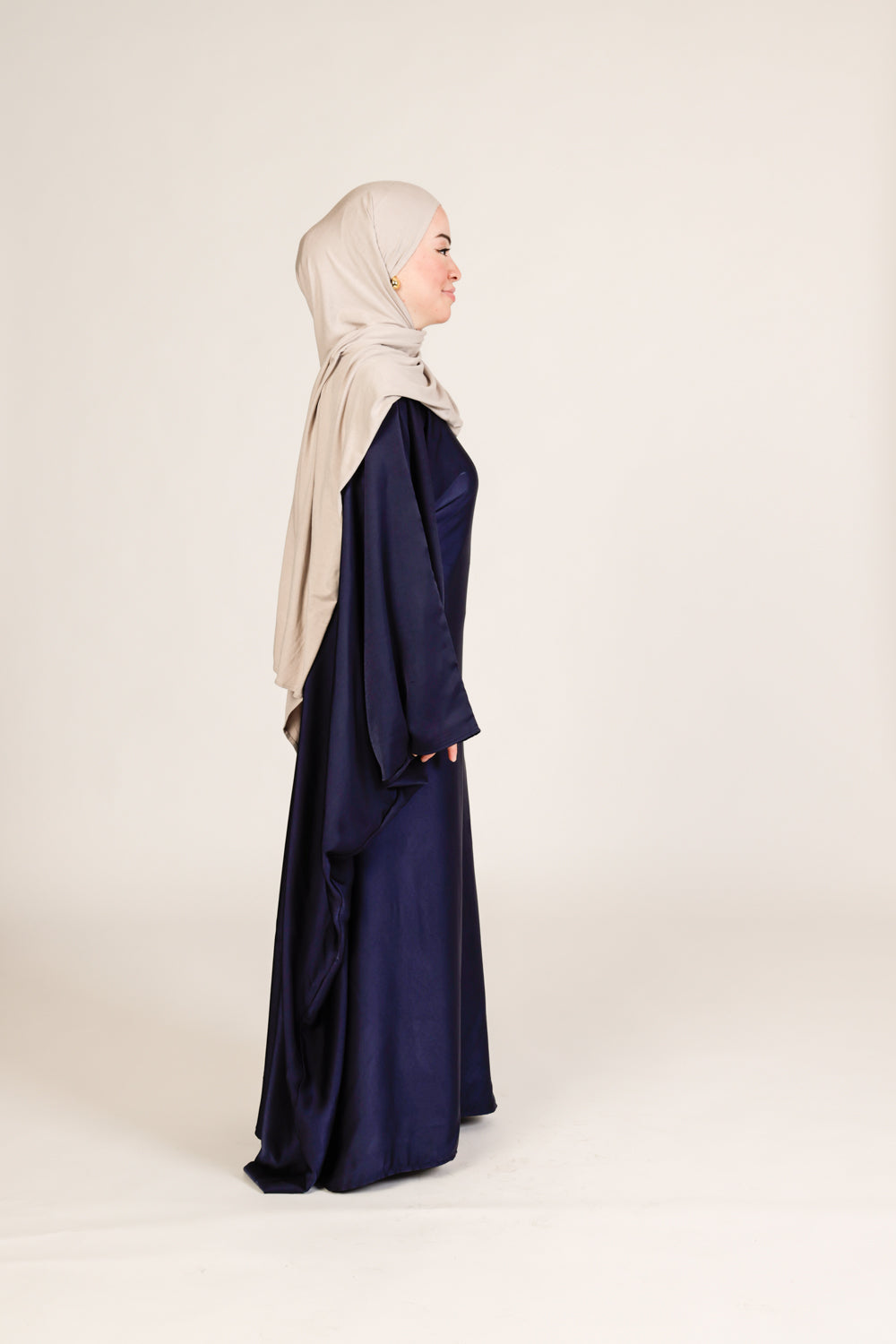 Abaya Zain en Satin de Soie – Élégance Ajustable