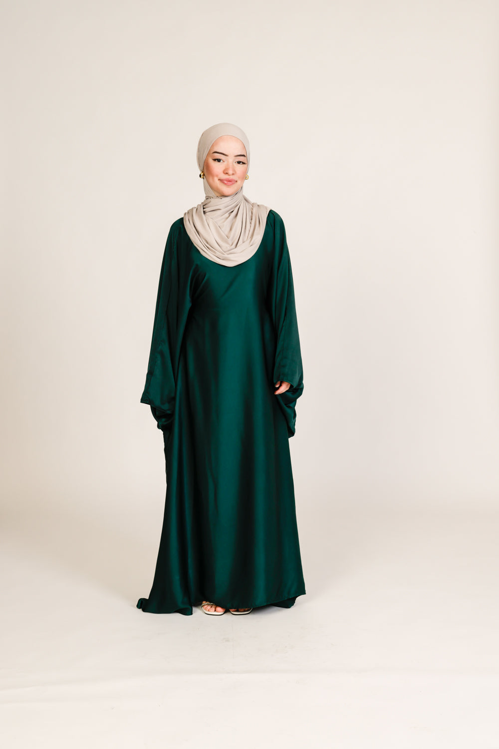 Abaya Zain en Satin de Soie – Élégance Ajustable