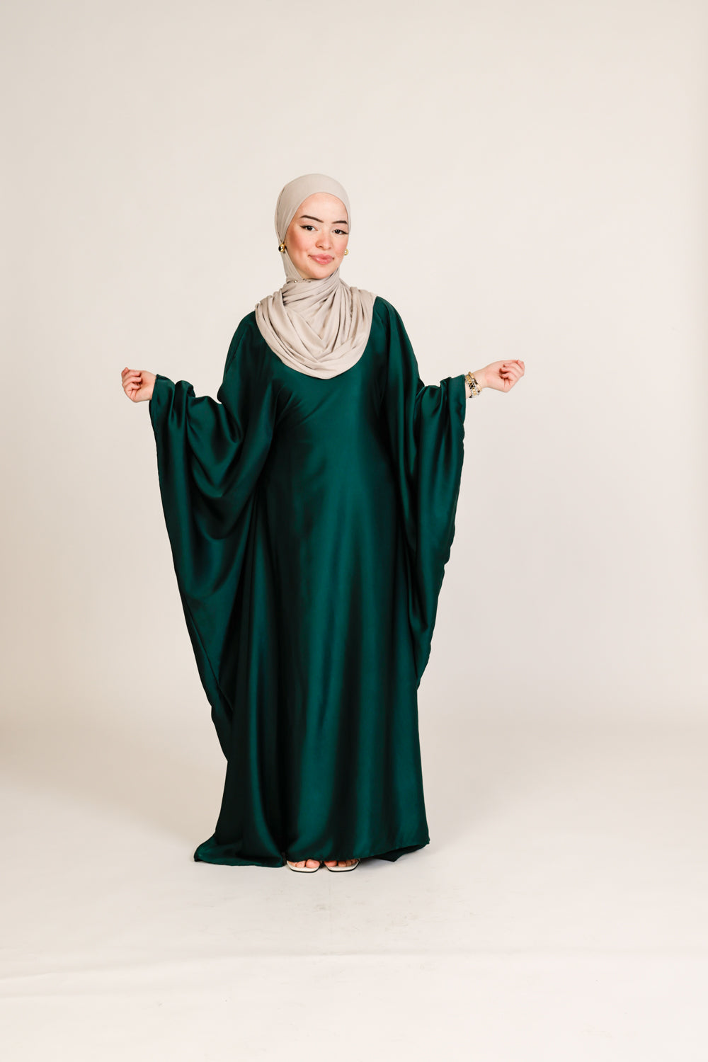 Abaya Zain en Satin de Soie – Élégance Ajustable