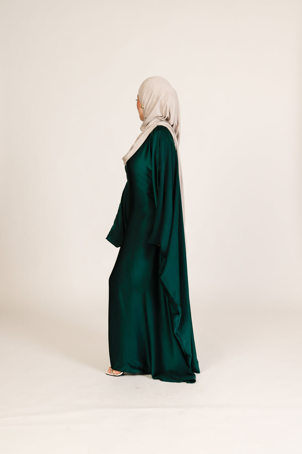 Abaya Zain en Satin de Soie – Élégance Ajustable