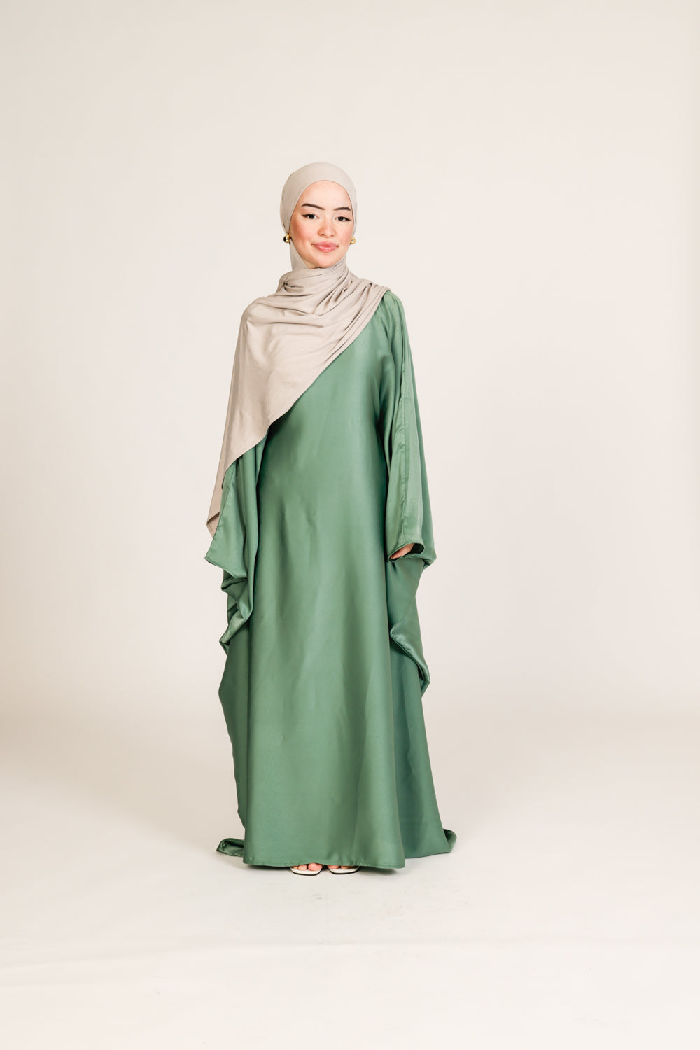 Abaya Zain en Satin de Soie – Élégance Ajustable