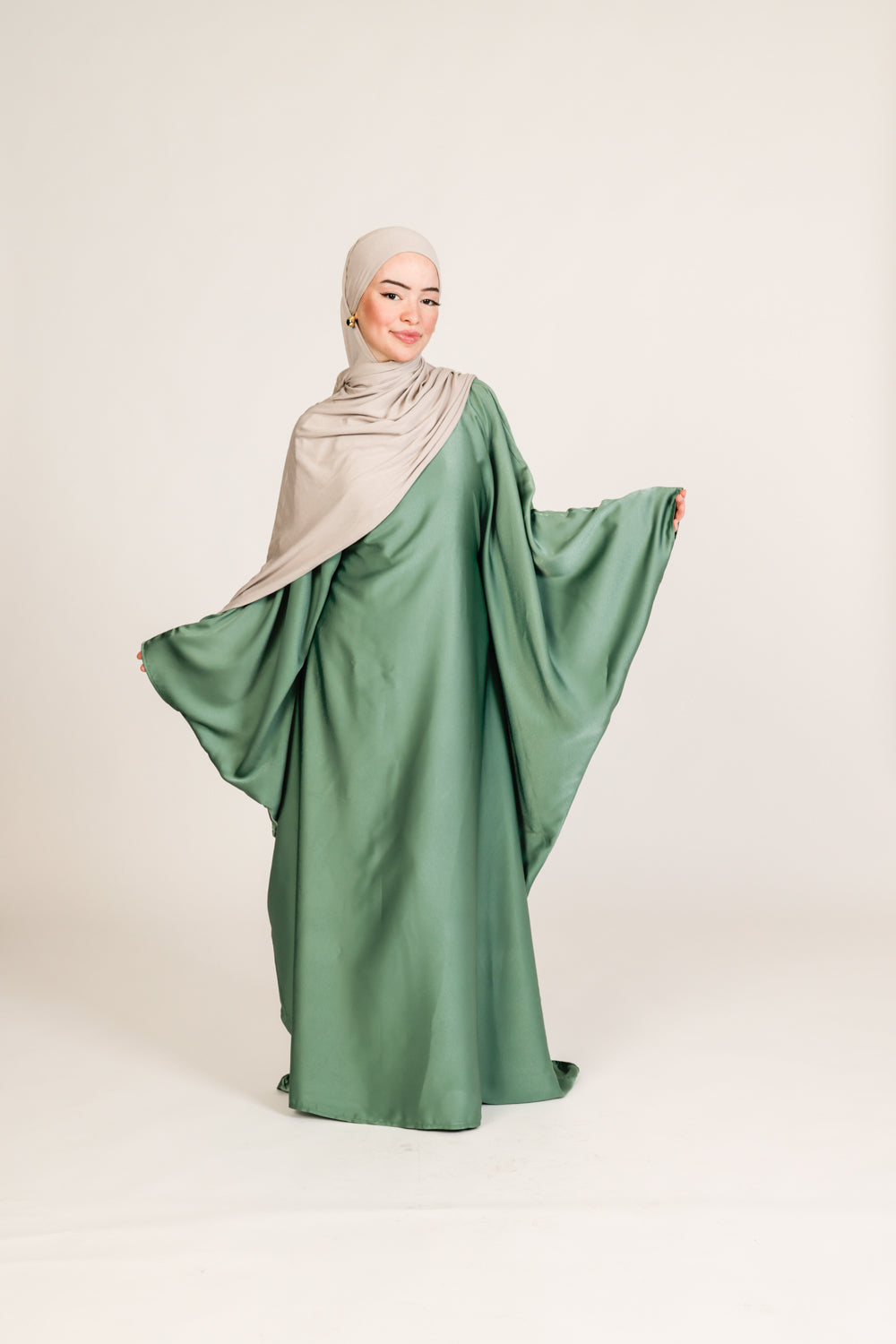 Abaya Zain en Satin de Soie – Élégance Ajustable