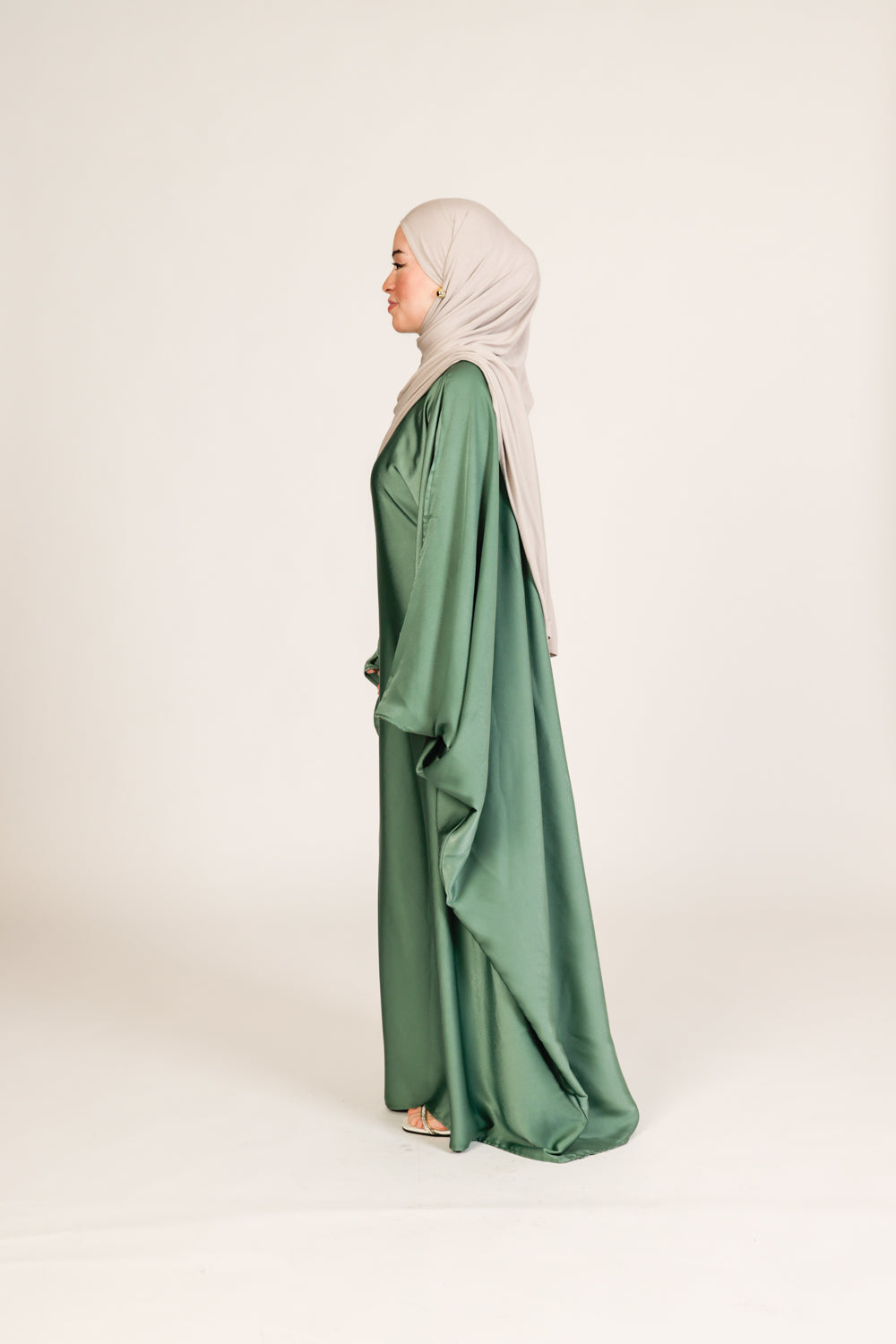 Abaya Zain en Satin de Soie – Élégance Ajustable