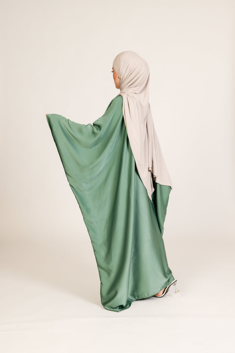 Abaya Zain en Satin de Soie – Élégance Ajustable