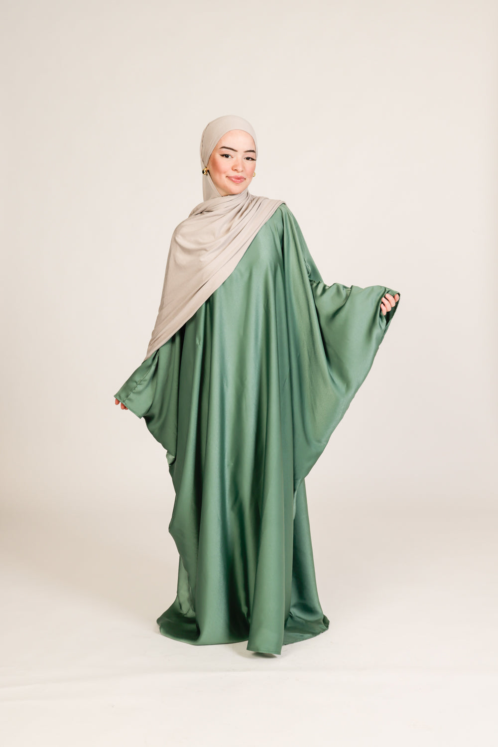 Abaya Zain en Satin de Soie – Élégance Ajustable