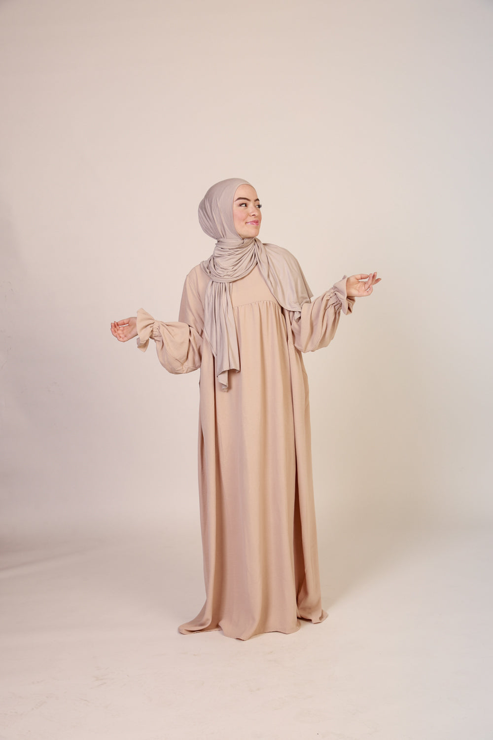 Abaya NisaNur – Création Exclusive & Style Raffiné