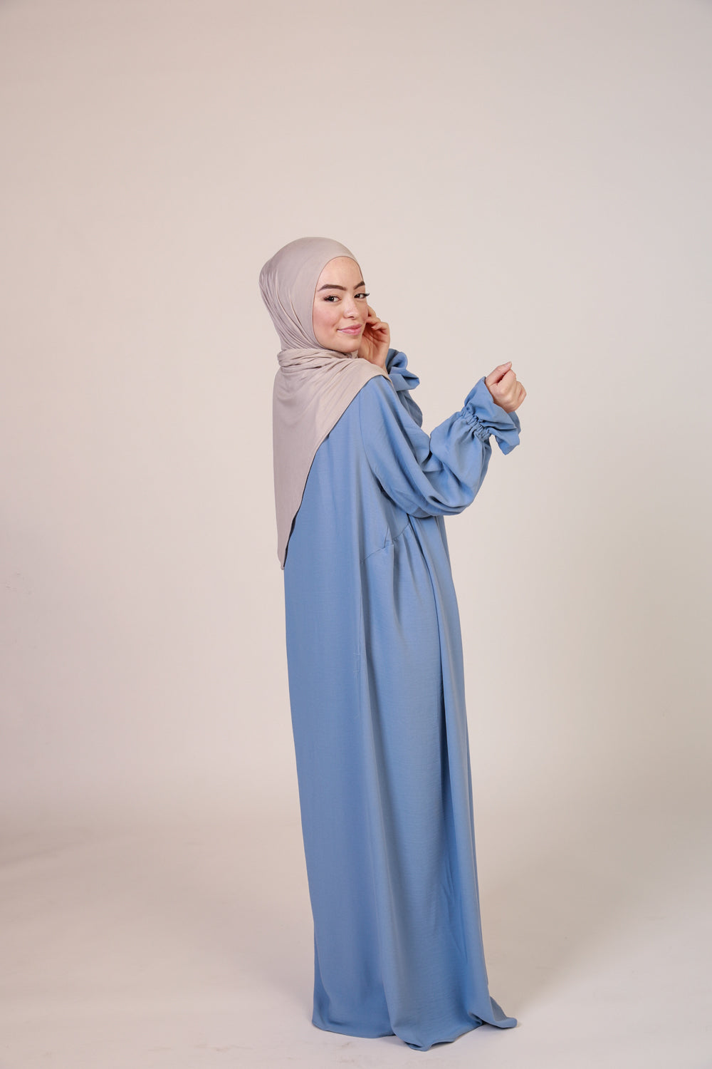 Abaya NisaNur – Création Exclusive & Style Raffiné