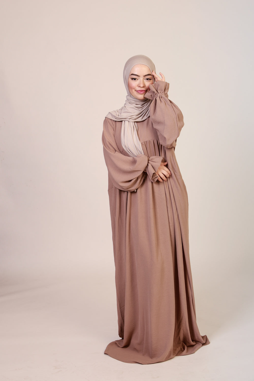 Abaya NisaNur – Création Exclusive & Style Raffiné
