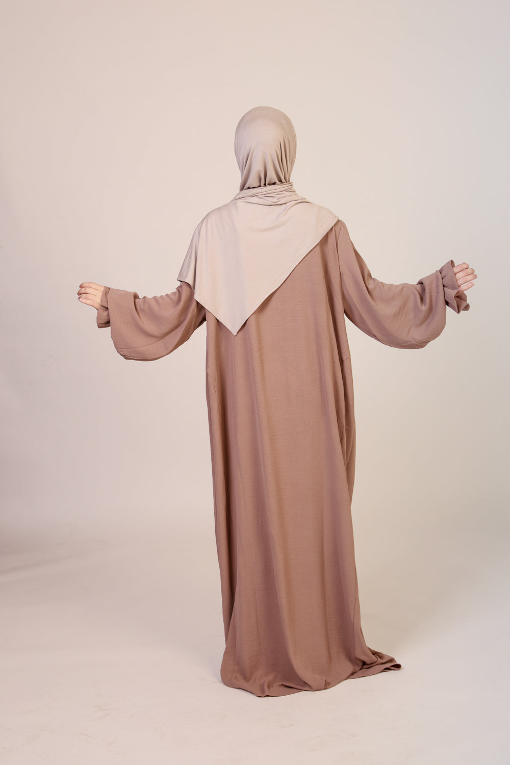 Abaya NisaNur – Création Exclusive & Style Raffiné