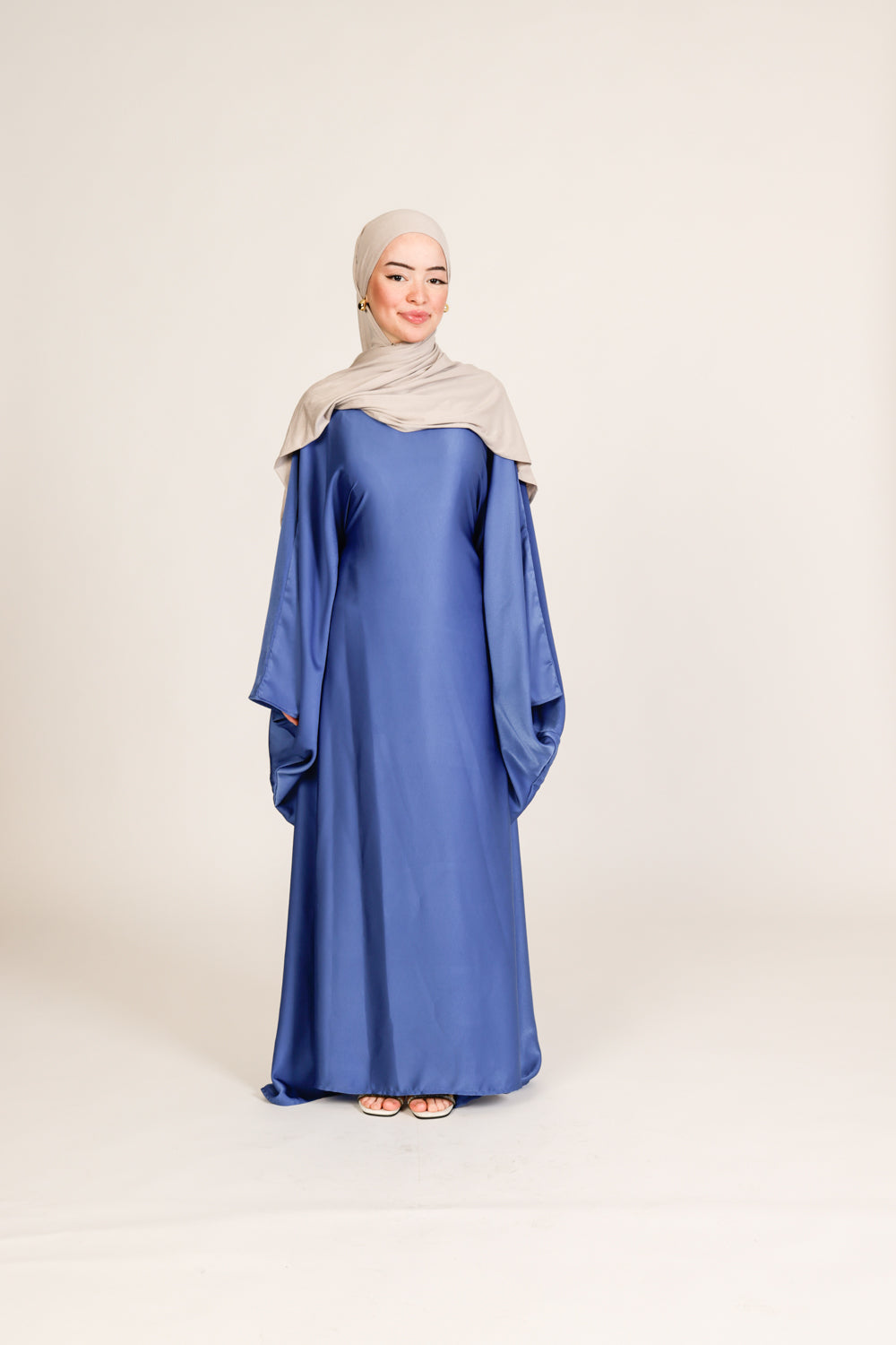 Abaya Zain en Satin de Soie – Élégance Ajustable