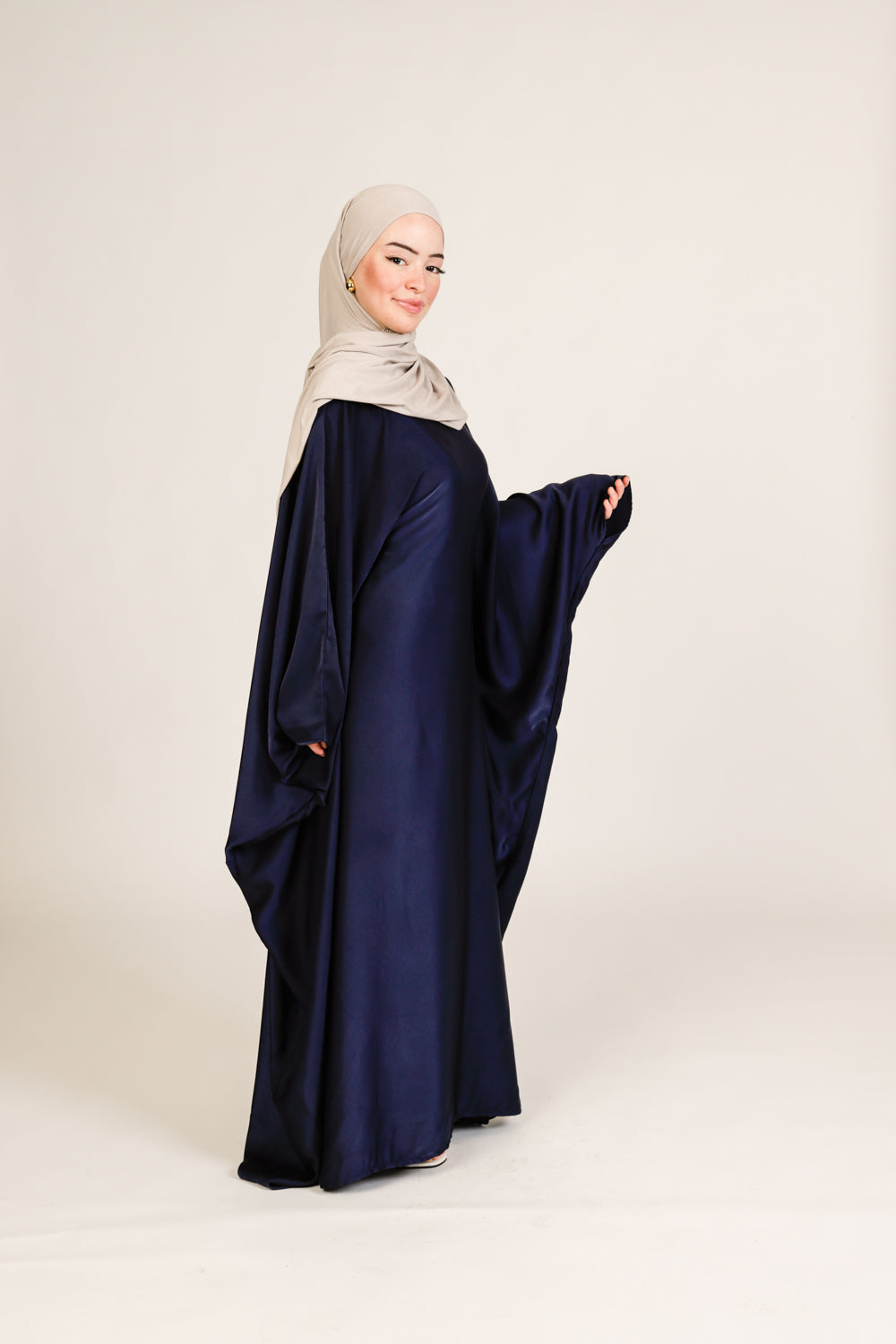 Abaya Zain en Satin de Soie – Élégance Ajustable