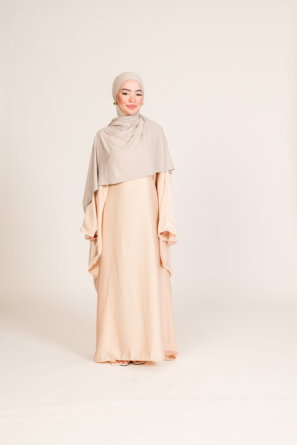 Abaya Zain en Satin de Soie – Élégance Ajustable