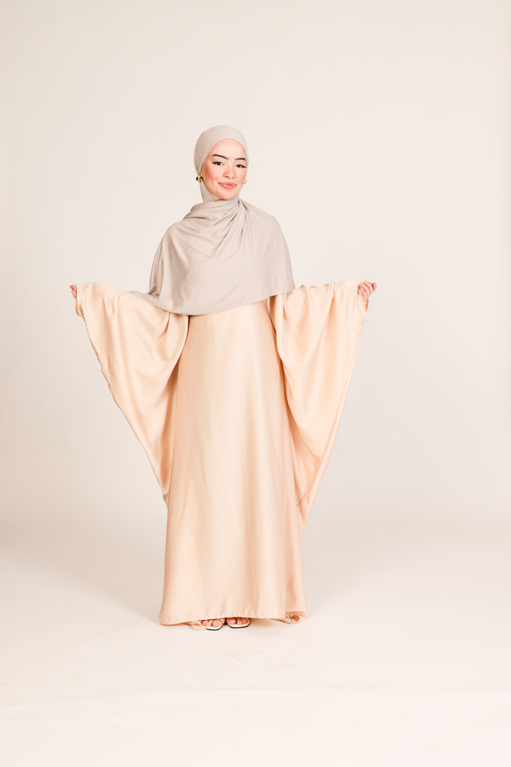 Abaya Zain en Satin de Soie – Élégance Ajustable
