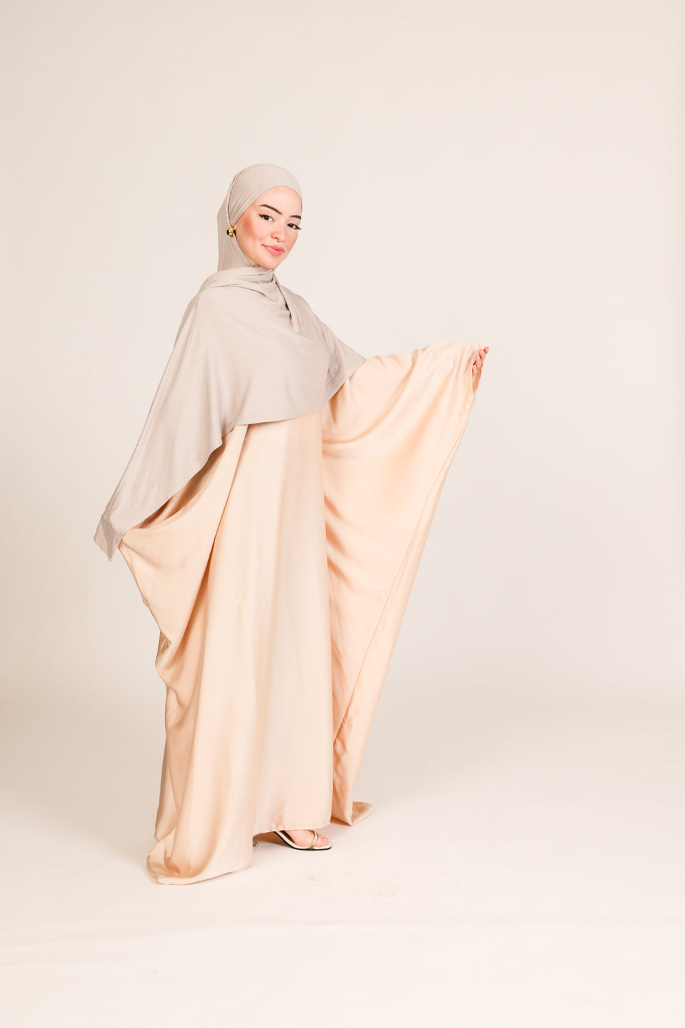 Abaya Zain en Satin de Soie – Élégance Ajustable