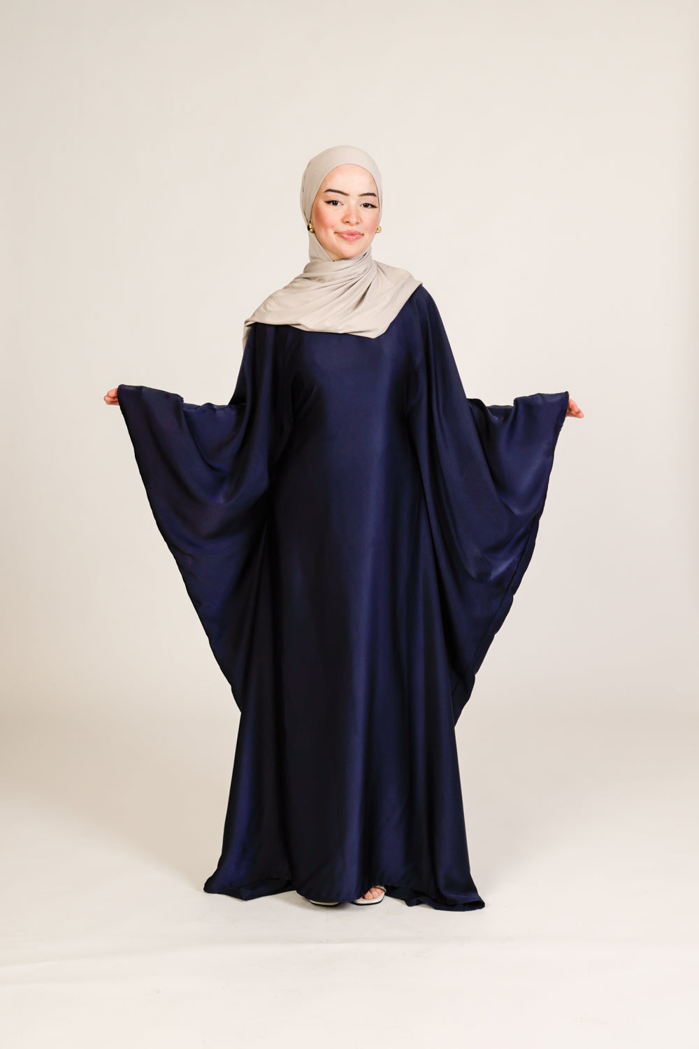 Abaya Zain en Satin de Soie – Élégance Ajustable