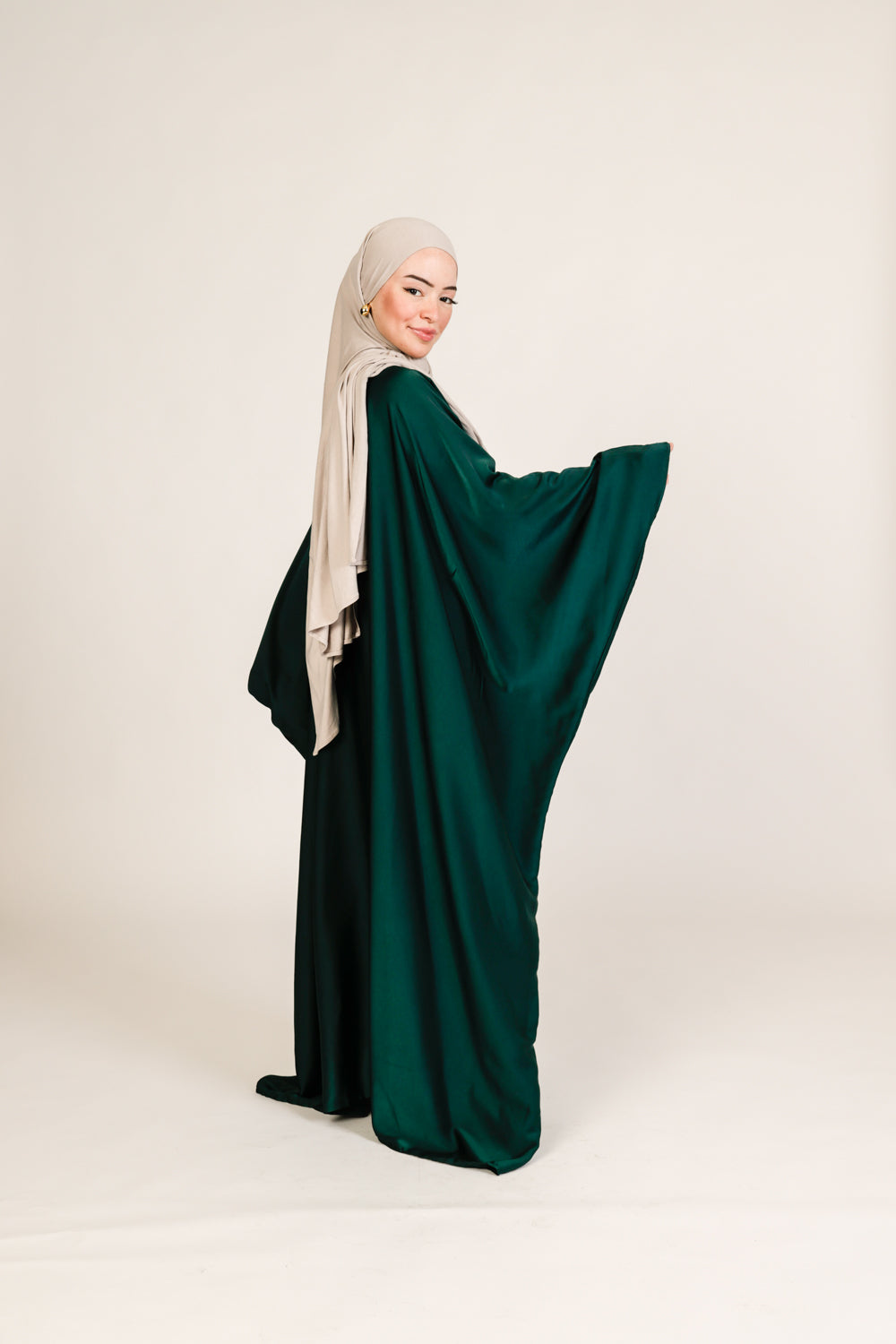 Abaya Zain en Satin de Soie – Élégance Ajustable