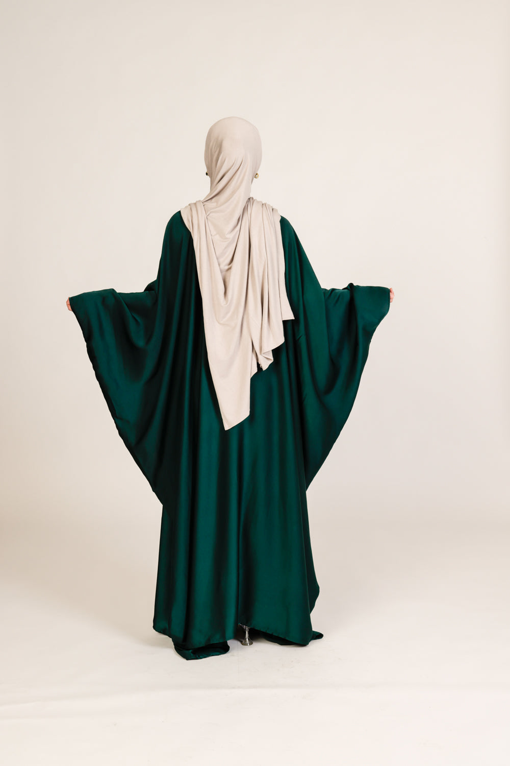 Abaya Zain en Satin de Soie – Élégance Ajustable