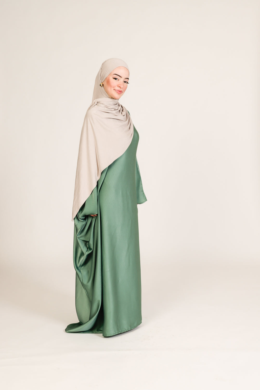 Abaya Zain en Satin de Soie – Élégance Ajustable