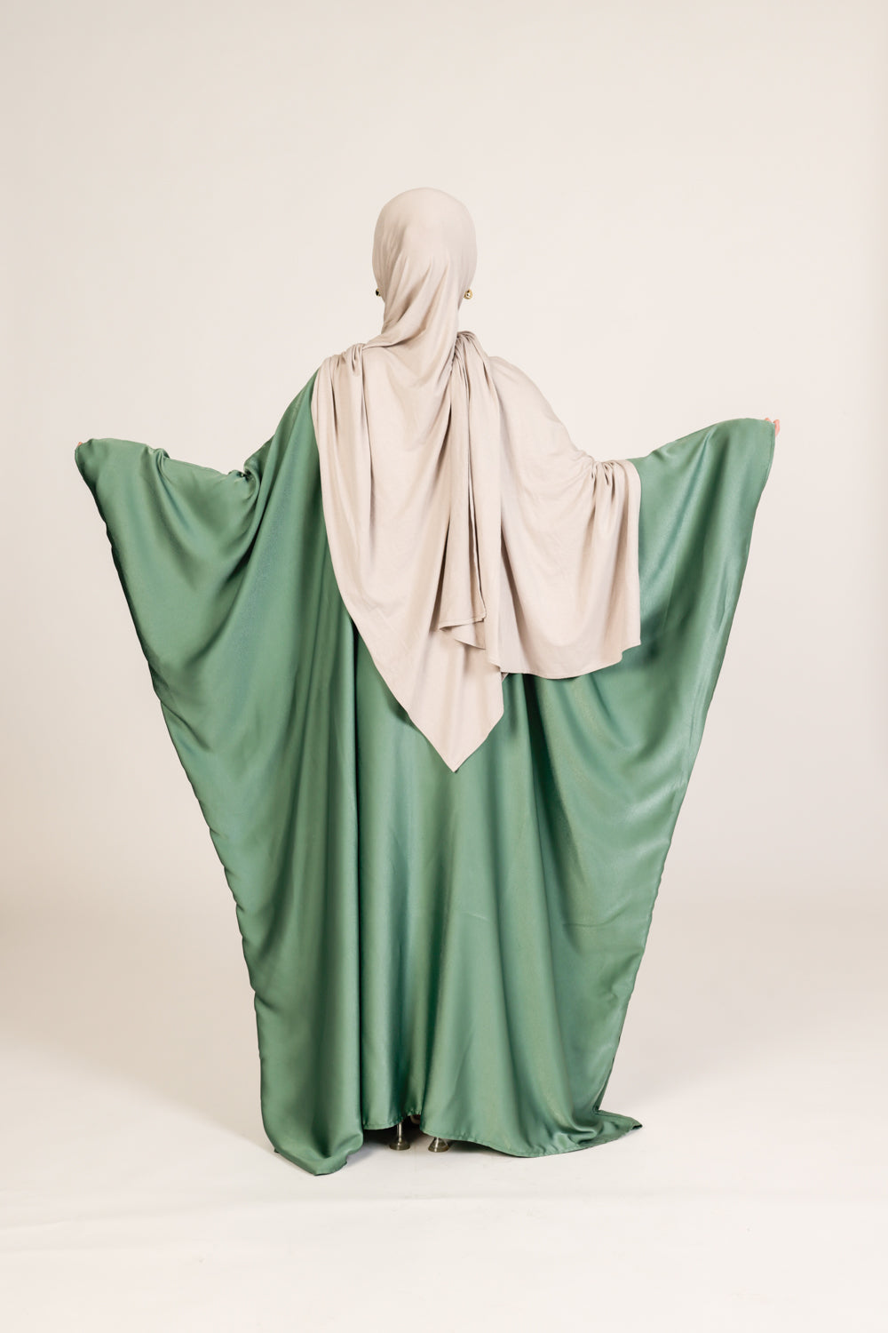 Abaya Zain en Satin de Soie – Élégance Ajustable